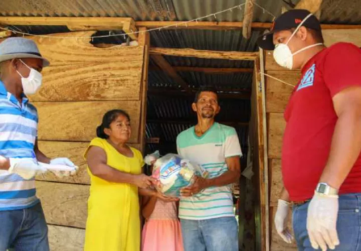 Las bolsas contienen arroz, en empaques de 5 libras, porotos, harina, azúcar, pastas, entre otros.