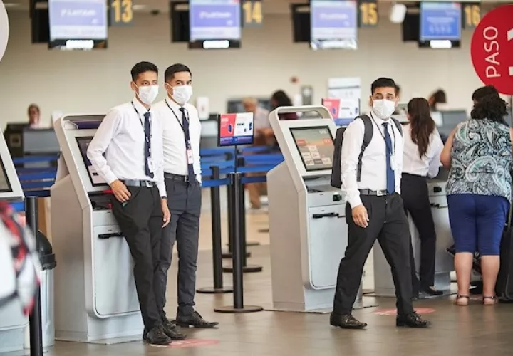 Ante tal hecho, se ha tenido que aislar a todos los pasajeros de ese avión y dos aeronaves más que volaban con destino Buenos Aires debido a que habían tenido contacto previo.