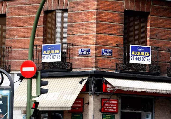 Tras tomarse unas pequeñas vacaciones en Hervás (Cáceres), Santi estaba haciendo gestiones para abrir la terraza de su bar "de barrio", en plena Ronda de Segovia de Madrid, cuando le pilló el cierre obligado: "Al final ni abrí. Una putada".