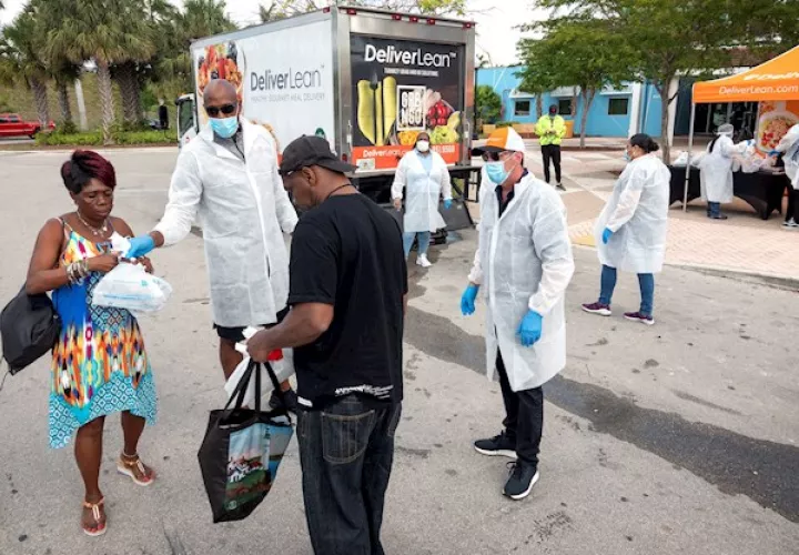 Florida está "valorando" implantar retenes de carretera para controlar las personas que llegan de otros estados, según dijo el propio DeSantis el sábado.
