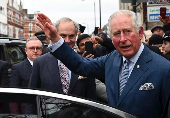 Los duques de Sussex, que el próximo 31 de marzo dejan de ser miembros "senior" de la familia real británica, desde Canadá han escrito en sus redes sociales un mensaje de compasión. "Nos necesitamos los uno a los otros".