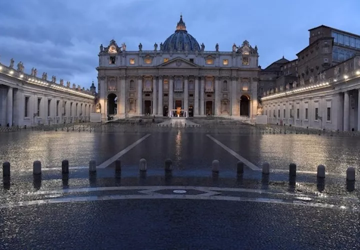 La Santa Sede ha ordenado el cierre hasta el 3 de abril de la plaza y la basílica de San Pedro, como medida de precaución ante la propagación de esta pandemia, que ha dejado ya al menos cinco casos positivos en el interior del Vaticano.