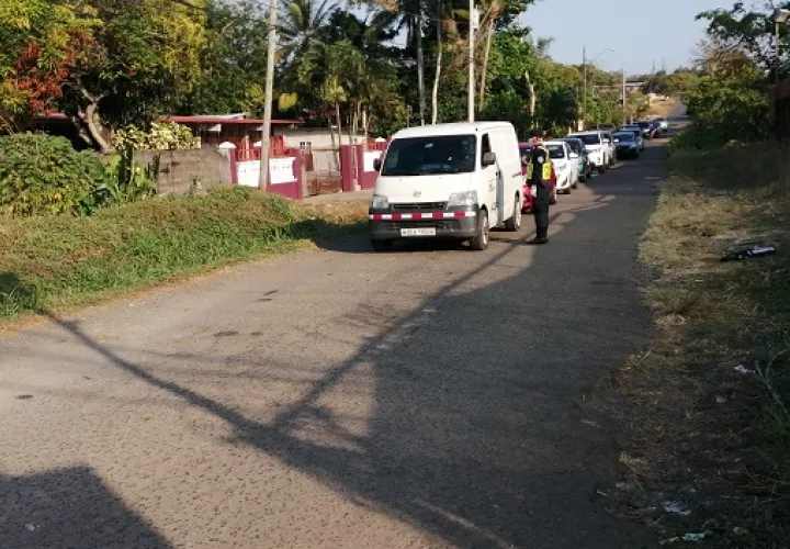 El primer puesto se ubica en el sector de La Pesa, en donde personal del Minsa toma la temperatura a los conductores y pasajeros.