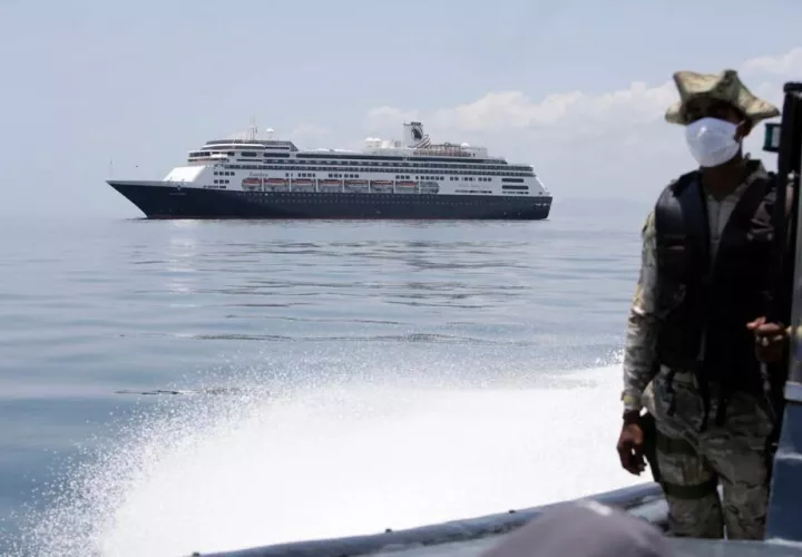Dentro del crucero hay 124 personas sospechosas de COVID-19.