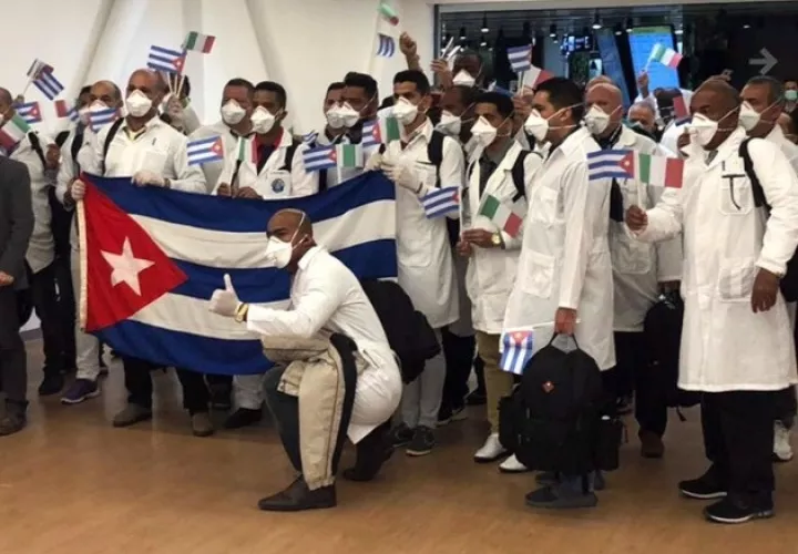 Actualmente hay unos 28.000 médicos cubanos en 59 países. Fotos: EFE. 