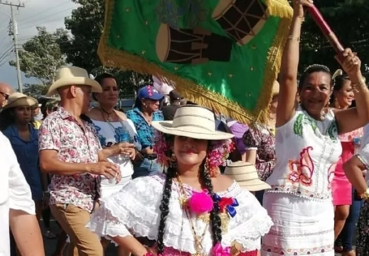 Dentro de lo tradicional en el Festival de la Cumbia Chorrerana destaca el pollerín chorrerano, considerado un traje exclusivo para bailar la cumbia