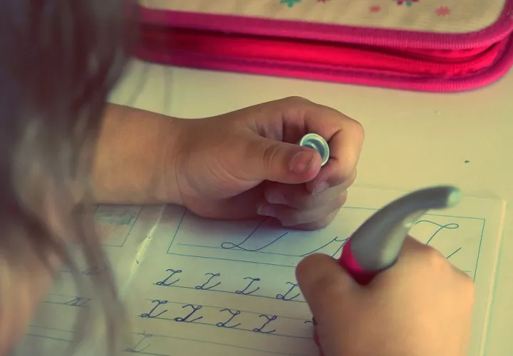 Destinar periodos de estudio de 45 minutos con descansos de 15 minutos es uno de los consejos de la Fundación Tía Dora para evitar ansiedad en los niños producto del confinamiento por el coronavirus. Foto: Pixabay