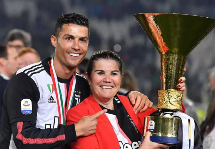 Cristiano Ronaldo junto a su madre,  Dolores Aveiro Foto EFE