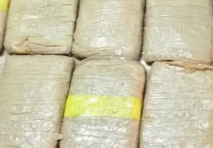Los presuntos implicados transportaban 24 paquetes de cocaína.