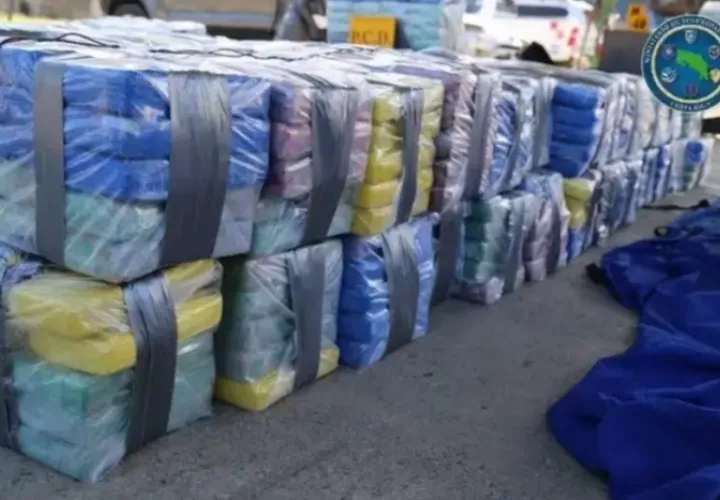 El Ministro de seguridad de Costa Rica, dijo que habían tanques llenos de combustible y, como la embarcación es grande mantenían cerca de 400-500 litros de combustible.