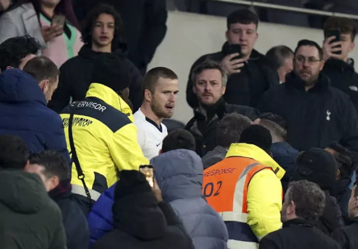 Eric Dier se encara con un aficionado. Foto AP