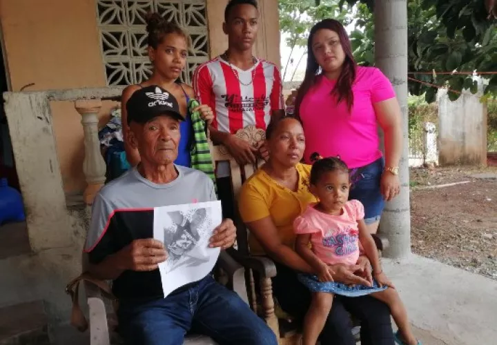 La familia de Carlos Caicedo, indicó que es muy  escasa la información que reciben de parte del Senan, sobre las tareas de búsqueda. FOTO/ERIC MONTENEGRO