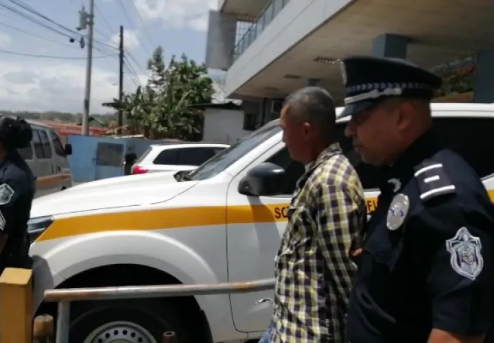 Jonny Abdiel Martínez, de 48 años, fue trasladado al centro penal de la Mega Joya, en donde deberá esperar los seis meses de la investigación. FOTO/ERIC MONTENEGRO