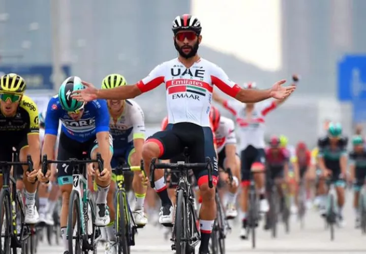 El ciclista está en Emiratos Árabes Unidos.