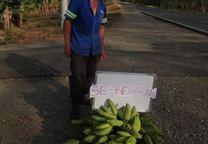 Este hombre de buen corazón piensa en los demás y este regalo que ofrece muestra su desprendimiento. Valioso y plausible gesto en momentos de carestía  por el coronavirus. Foto: Facebook