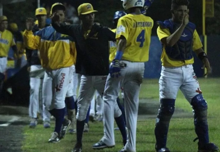 Herrera podría coronarse hoy en el estadio de Miraflores. Foto: Fedebeis