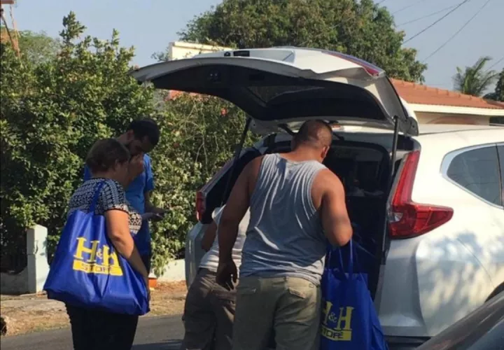  Bolsas con alimentos secos  y artículos de aseo personal fueron distribuidas entre los que más necesitan. Foto: Thays Domínguez.