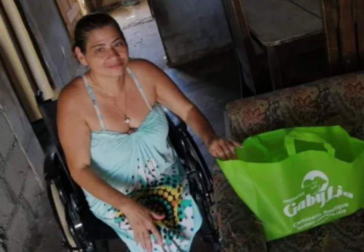  Bolsas con alimentos secos  y artículos de aseo personal fueron distribuidas entre los que más necesitan. Foto: Thays Domínguez.