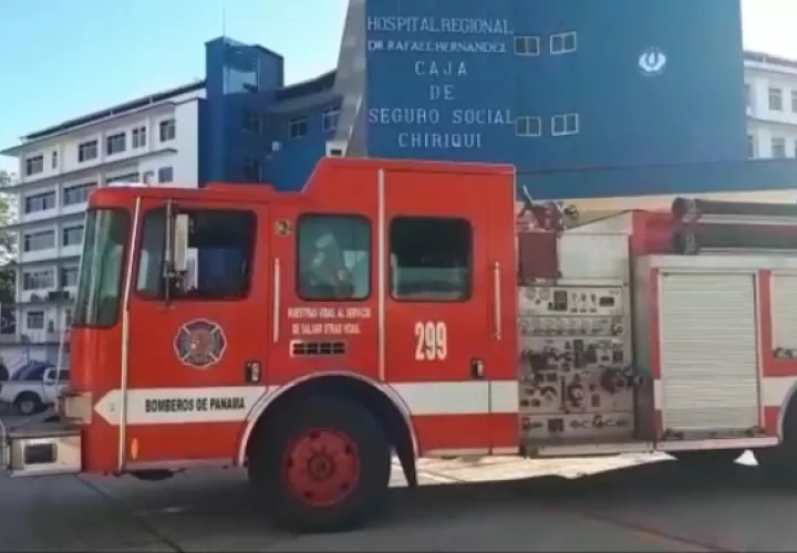 El corto circuito ocasiono una gran cantidad de humo, obligando el desalojo de las personas que estaban en pre operatorio. Foto/José Vásquez