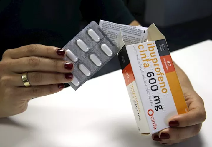 El portavoz matizó que si los antiinflamatorios son prescritos por un médico entonces la situación depende de la observación de éste y de la responsabilidad del paciente.
