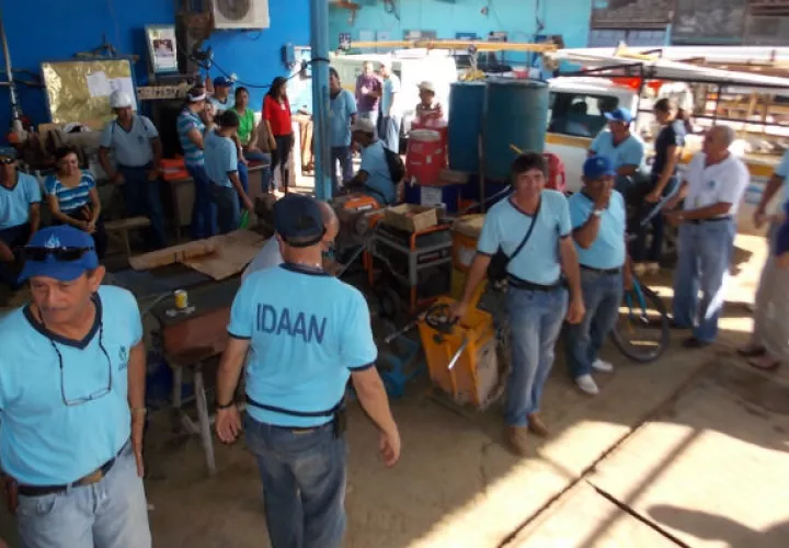 Los trabajadores del Idaan exigen que se les pague las cuatro quincenas adeudadas.