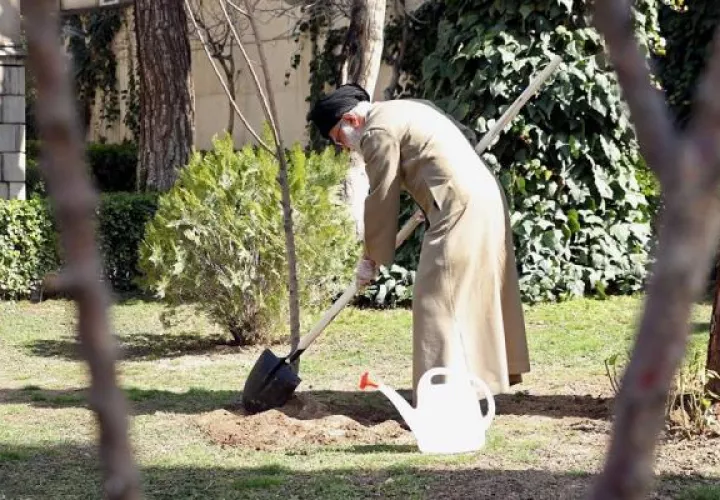 El ayatolá Ali Jamenei, plantó un árbol antes del Día del Árbol en Irán, mostrando cómo la preocupación por el virus ha llegado a la cima de la teocracia chií del país. FOTO/EFE
