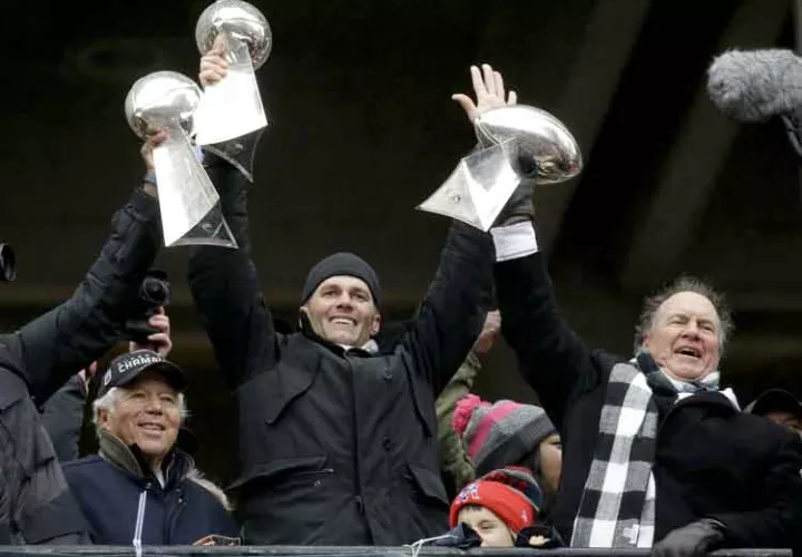 Tom Brady junto a Robert  Kraft (izq.) Foto AP