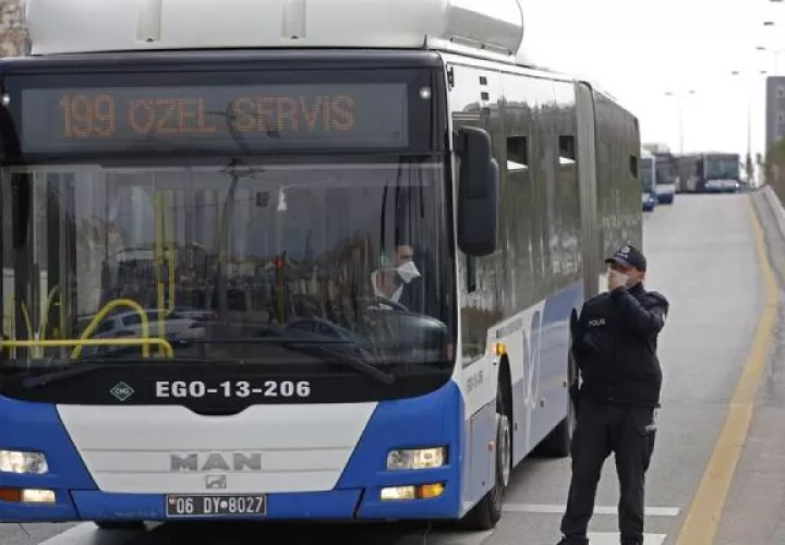 Los autobuses llevan a ciudadanos turcos que regresaron de Arabia Saudita para peregrinar a la Umrah, para colocarlos en dormitorios para evitar la propagación del nuevo coronavirus COVID-19, como parte de las medidas de cuarentena, en Ankara,  FOTO/EFE