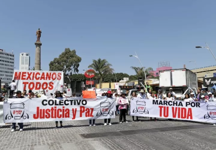 Integrantes de la familia LeBaron participan en una protesta, acompañados por familiares de víctimas de violencia exigiendo justicia y paz ante los niveles de inseguridad. FOTO/EFE