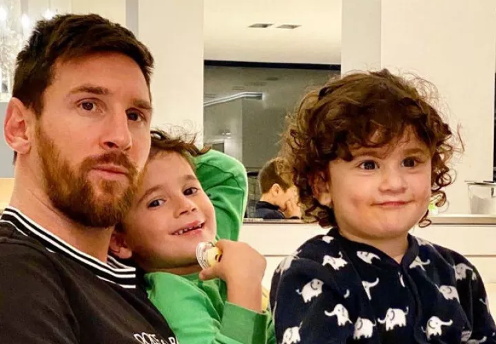 Leo Messi colgó su mensaje en las redes sociales acompañado por dos hijos. Foto @LeoMessi