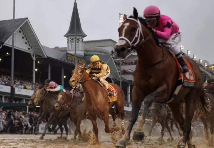 Luis Sáez llevando las riendas de Maximum Security durante el Derby de Kentucky de 2019.