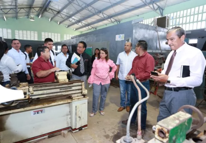 La ministra de Educación, Maruja Gorday de Villalobos, se reunió con  los docentes del  Instituto Profesional y Técnico Fernando de Lesseps. FOTO/ERIC MONTENEGRO
