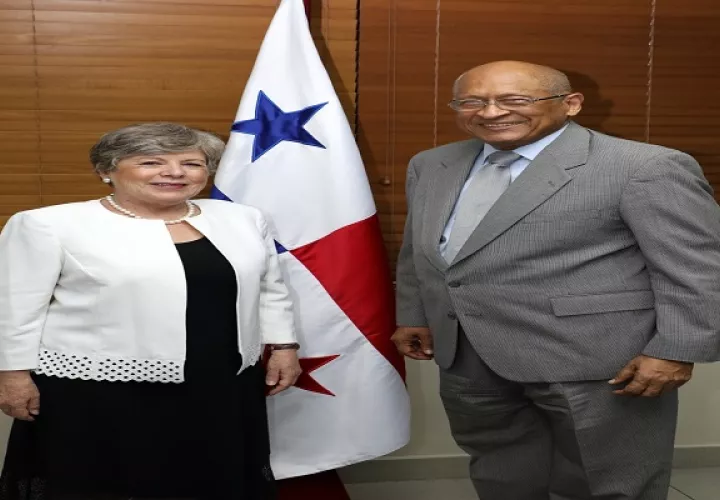     El MEF agradeció la participación del Instituto Latinoamericano de Planificación Económica y Social.
