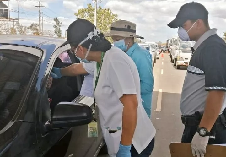 Los puestos de control sanitarios continúan activados en diferentes puntos del país. Foto Minsa