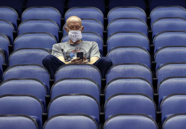Mike Lemcke, de Richmond, Virginia, se sienta en un coliseo del baloncesto universitario de la NCAA. Foto AP