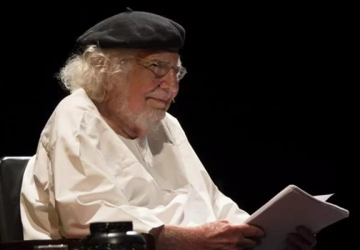 El poeta nicaragüense Ernesto Cardenal lee un poema durante el homenaje que poetas, músicos, intelectuales, escritores y personalidades de la vida política de Nicaragua le rindieron 2015, en el Teatro Nacional Rubén Darío en Managua. FOTO/EFE