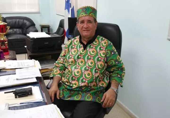 El director del Colegio Monseñor Francisco Beckmann, Norato González, asistió al acto cívico de su plantel el primer día de clases del periodo lectivo 2020.