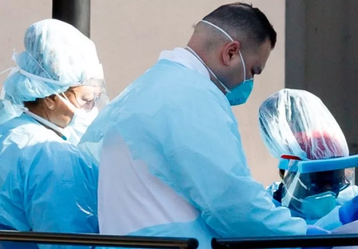Médicos observan muestras de coronavirus en el Hospital de Brooklyn, Nueva York. Fotos: EFE/AP.. 