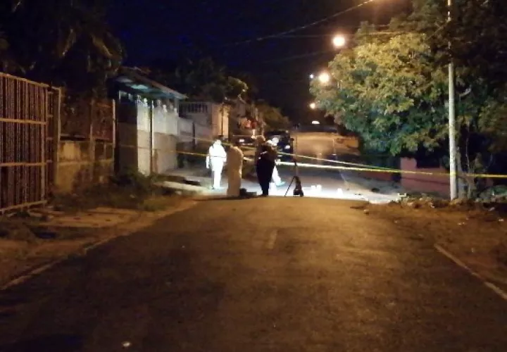  Los sicarios se movilizaban en un vehículo, el cual se presume había sido robado en la ciudad capital y que fue encontrado a abandonado a una cuadra de distancia del hecho. FOTO/ERIC MONTENEGRO