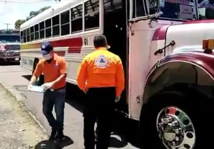 Verifican que la documentación respalde el traslado de las personas, que de no cumplir, no podrán movilizarse. Foto: SINAPROC
