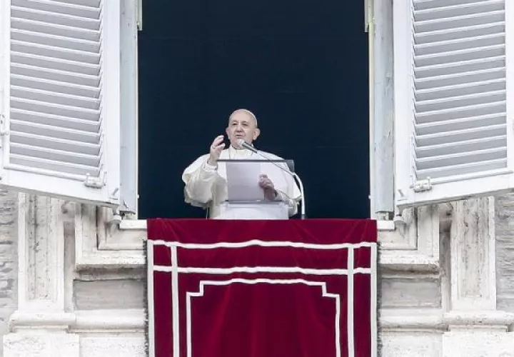 El sábado hizo su aparición semanal para bendecir a los peregrinos desde una ventana sobre la Plaza de San Pedro, su primera comparecencia pública desde el Miércoles de Ceniza, cuando se le vio toser y sonarse la nariz durante la misa. FOTO/EFE