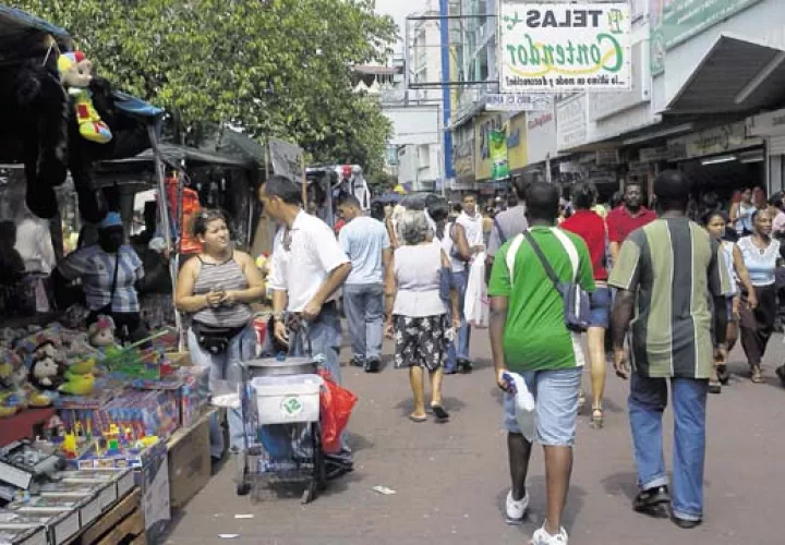 Se debe hacer más rigurosa la restricción de movilidad a gente joven. Foto: Archivo
