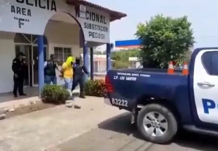 El implicado fue trasladado  por unidades policiales desde Pedasí a Las Tablas. FOTO/THAYS DOMÍNGUEZ