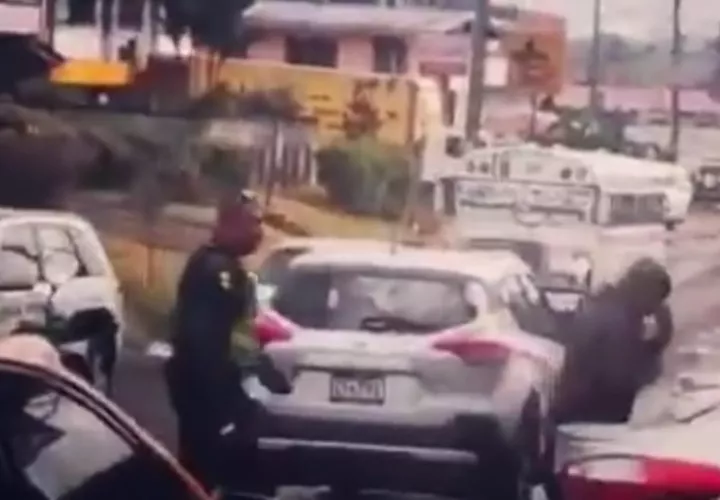 Incidente entre policía del tránsito y un bombero.