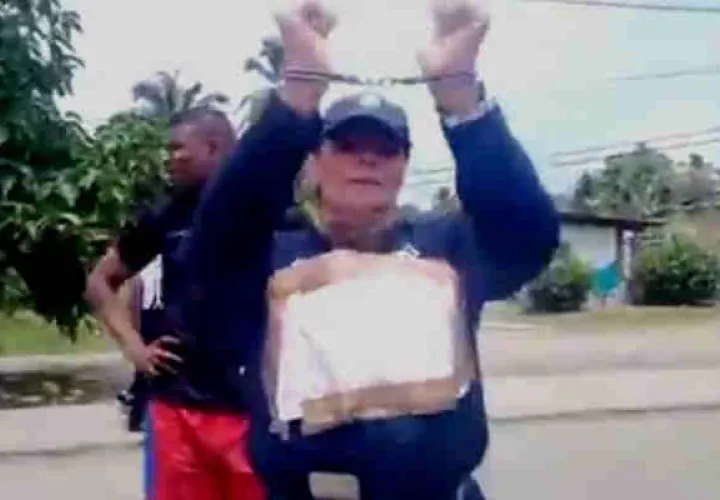 Policía se defiende y protesta frente a la estación donde brinda servicio. Foto/REDES