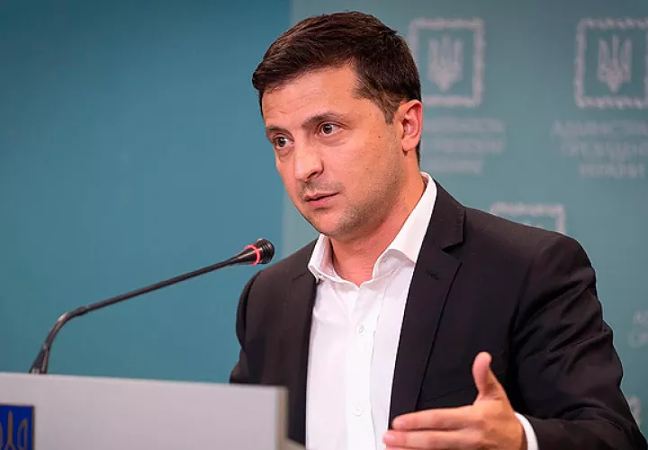 El presidente ucraniano, Vladímir Zelenski, se reunió con los evacuados que dejaron el centro hospitalario donde pasaron la cuarentena. FOTO/AP
