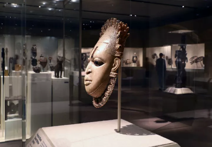 Una máscara en el Museo Metropolitano de NY. Artículos como los Bronces de Benín fueron saqueados en los 1800s. Foto / Andrea Mohin/The New York Times.