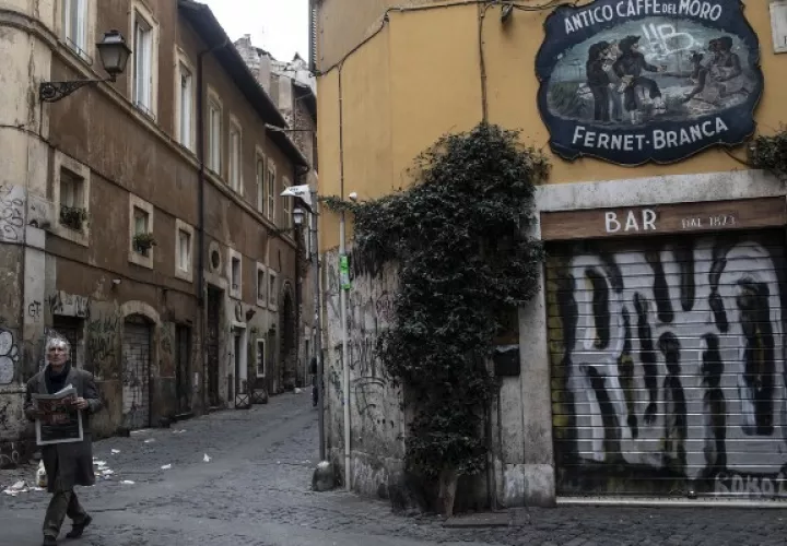 El virus ha provocado aislamiento, pero italianos se han unido cantando desde sus ventanas. Un bar cerrado. Foto / Nadia Shira Cohen para The New York Times.