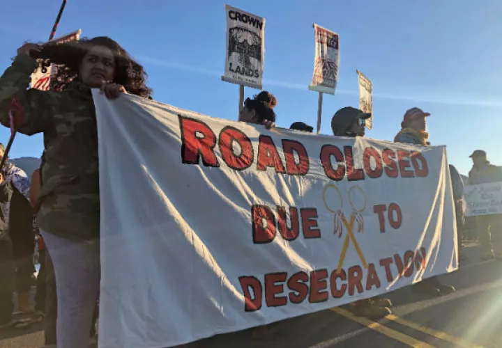 Muchos nativos se oponen a plan para construir un telescopio en Mauna Kea, la montaña más alta del país. Una protesta. Foto / Caleb Jones/Associated Press.