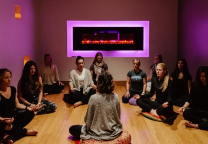Algunas compañías ofrecen programas de bienestar para empleados. Una sesión de meditación en Vancouver. Foto / Kamil Bialous para The New York Times.